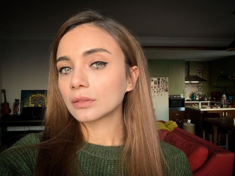 Güzelliğiyle göz dolduran Damla Sönmez'in iddialı pozları
