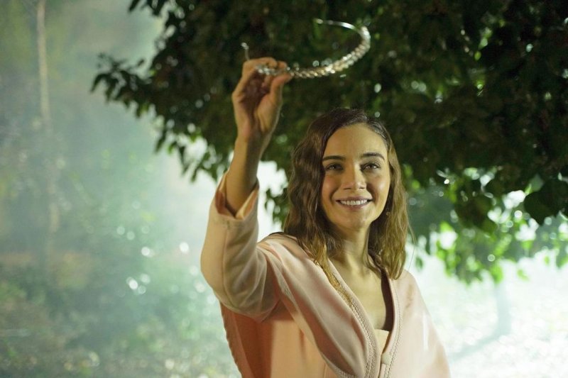 Güzelliğiyle göz dolduran Damla Sönmez'in iddialı pozları
