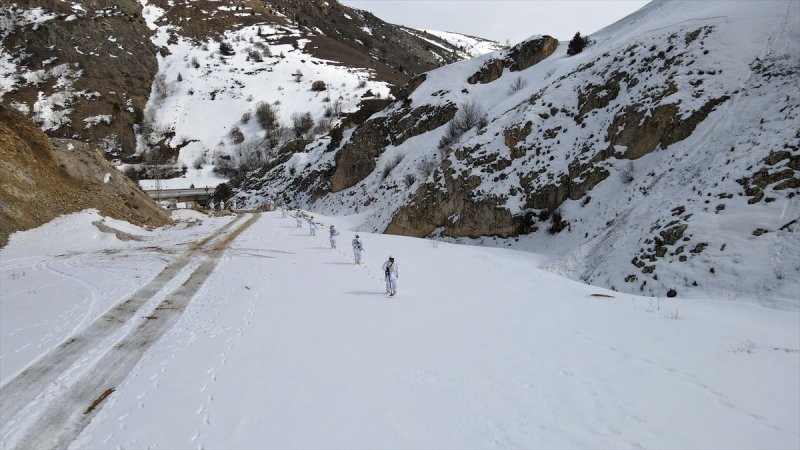 Fıratlar, karlı Munzur ve Mercan'ı teröristlere 'dar' ediyor