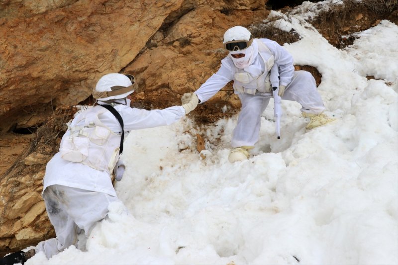 Fıratlar, karlı Munzur ve Mercan'ı teröristlere 'dar' ediyor