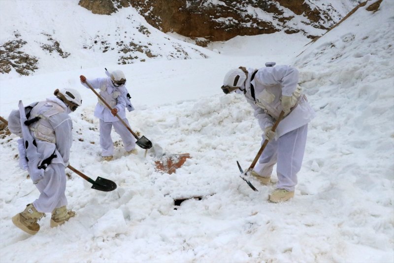 Fıratlar, karlı Munzur ve Mercan'ı teröristlere 'dar' ediyor