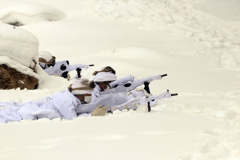 Fıratlar, karlı Munzur ve Mercan'ı teröristlere 'dar' ediyor