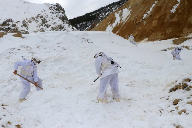 Fıratlar, karlı Munzur ve Mercan'ı teröristlere 'dar' ediyor