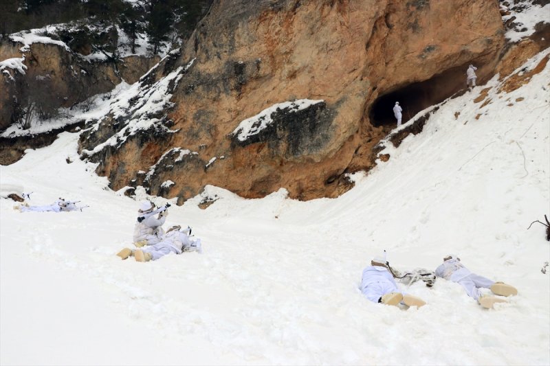 Fıratlar, karlı Munzur ve Mercan'ı teröristlere 'dar' ediyor
