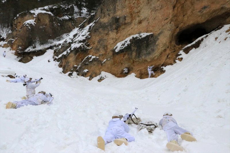 Fıratlar, karlı Munzur ve Mercan'ı teröristlere 'dar' ediyor