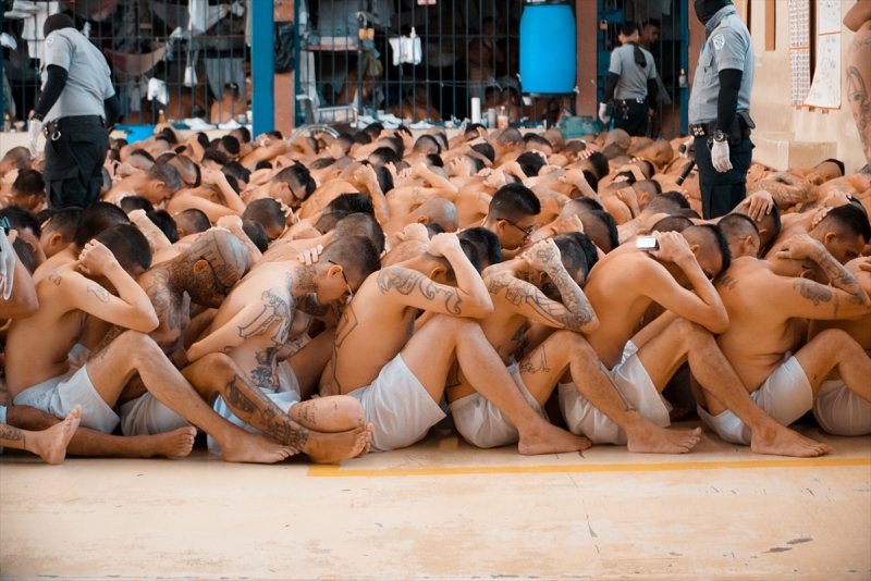 El Salvador hapishanelerinden birbirinden ilginç kareler