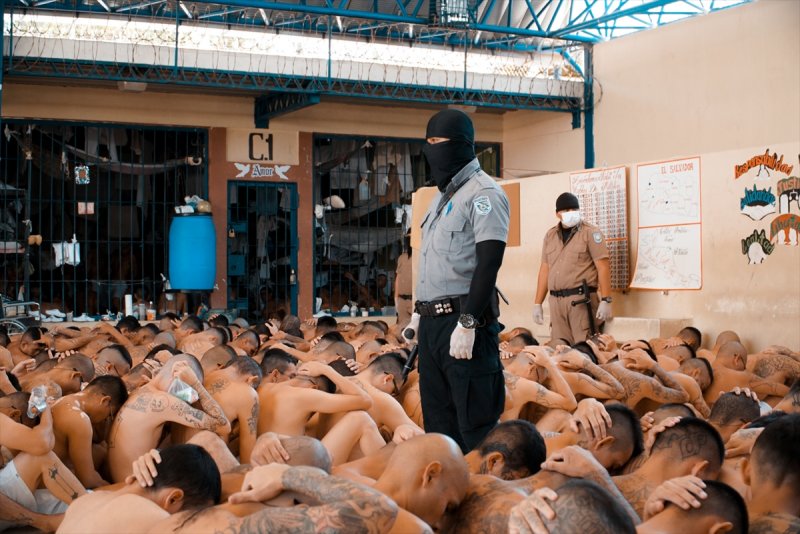 El Salvador hapishanelerinden birbirinden ilginç kareler