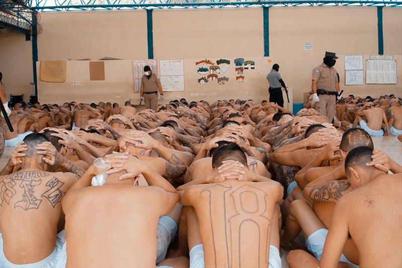 El Salvador hapishanelerinden birbirinden ilginç kareler