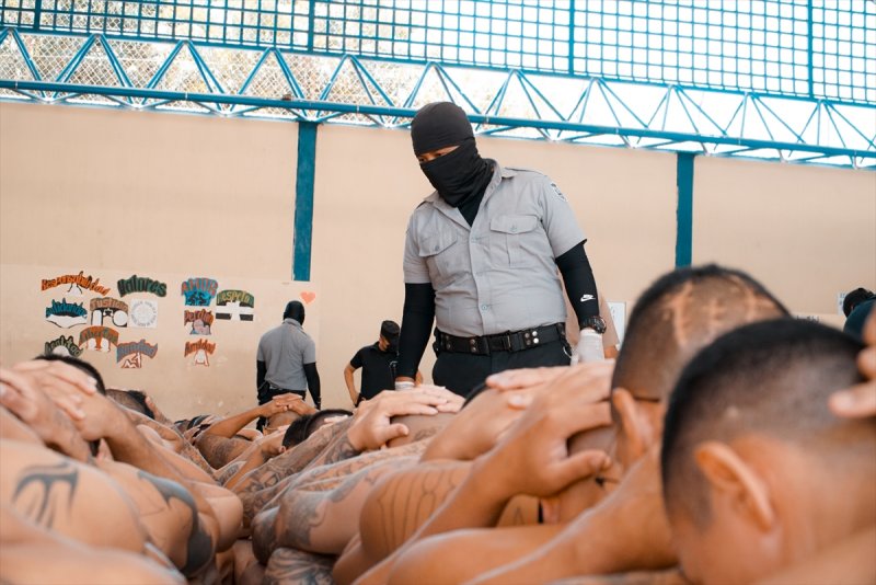 El Salvador hapishanelerinden birbirinden ilginç kareler