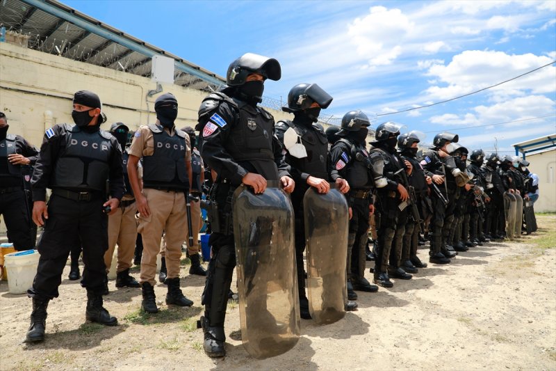 El Salvador hapishanelerinden birbirinden ilginç kareler