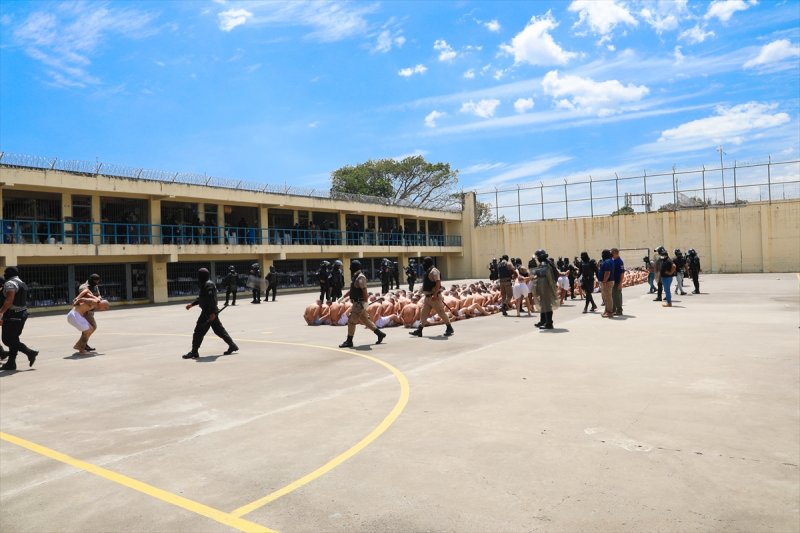 El Salvador hapishanelerinden birbirinden ilginç kareler