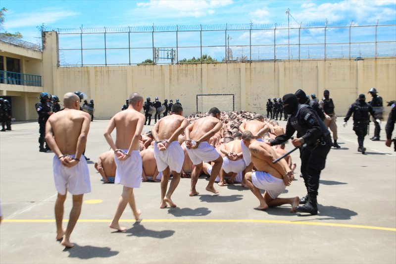 El Salvador hapishanelerinden birbirinden ilginç kareler