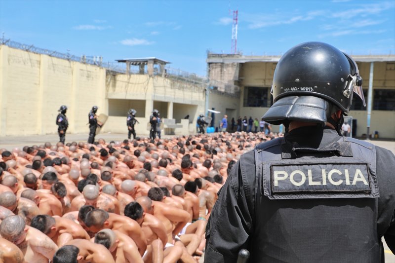 El Salvador hapishanelerinden birbirinden ilginç kareler