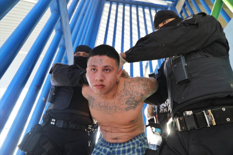 El Salvador hapishanelerinden birbirinden ilginç kareler