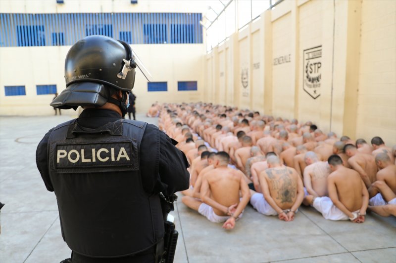 El Salvador hapishanelerinden birbirinden ilginç kareler