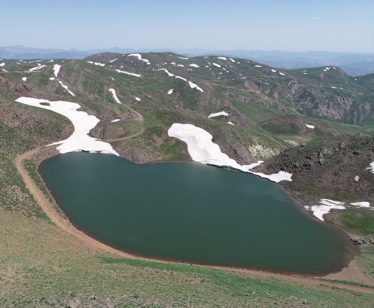 Yayla Dağı zirvesindeki göle 7 kilometrelik yürüyüşle ulaştılar