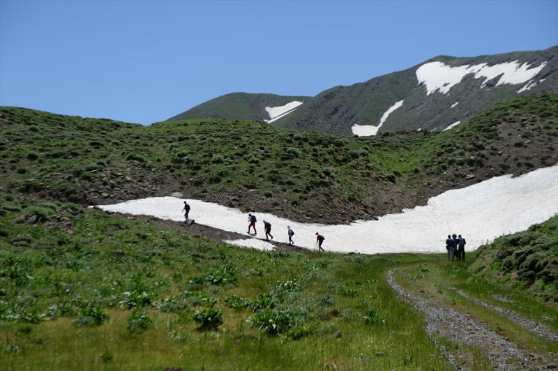 Yayla Dağı zirvesindeki göle 7 kilometrelik yürüyüşle ulaştılar