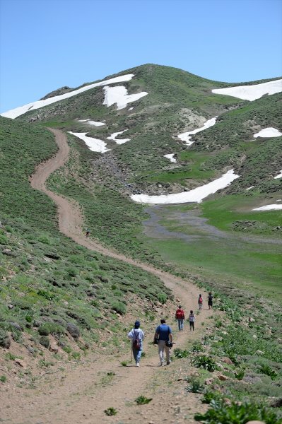 Yayla Dağı zirvesindeki göle 7 kilometrelik yürüyüşle ulaştılar