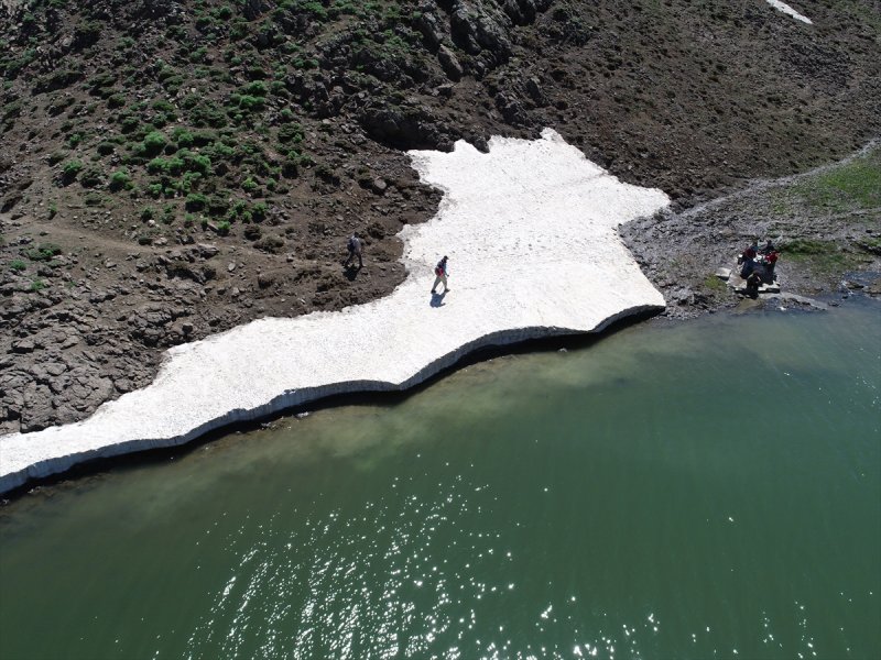 Yayla Dağı zirvesindeki göle 7 kilometrelik yürüyüşle ulaştılar
