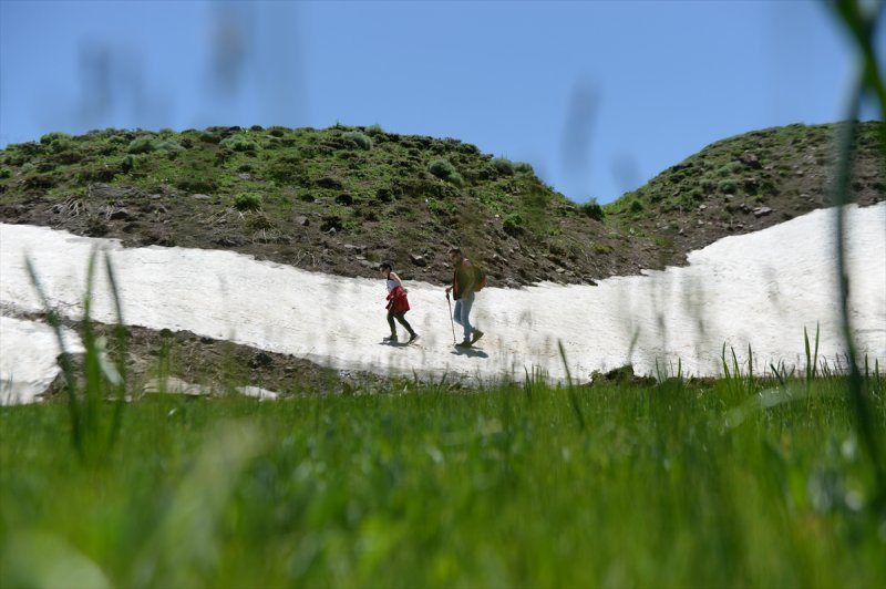 Yayla Dağı zirvesindeki göle 7 kilometrelik yürüyüşle ulaştılar