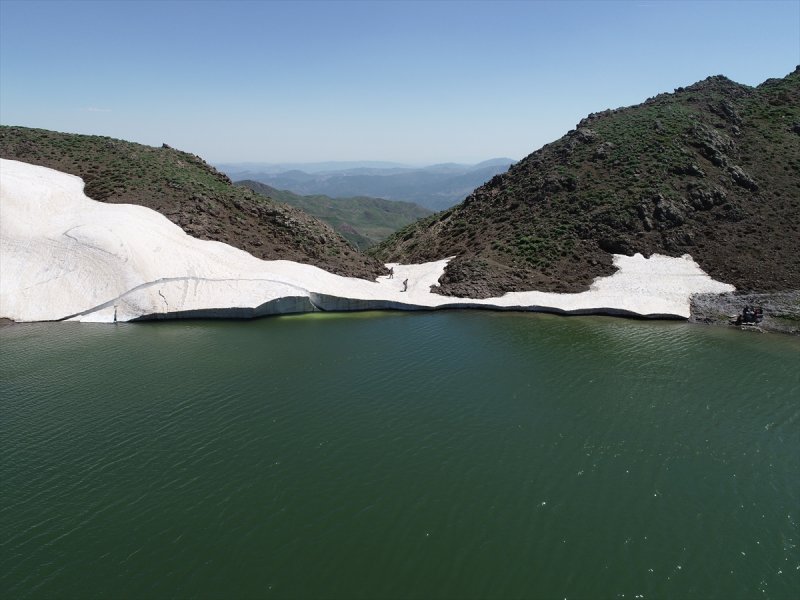 Yayla Dağı zirvesindeki göle 7 kilometrelik yürüyüşle ulaştılar