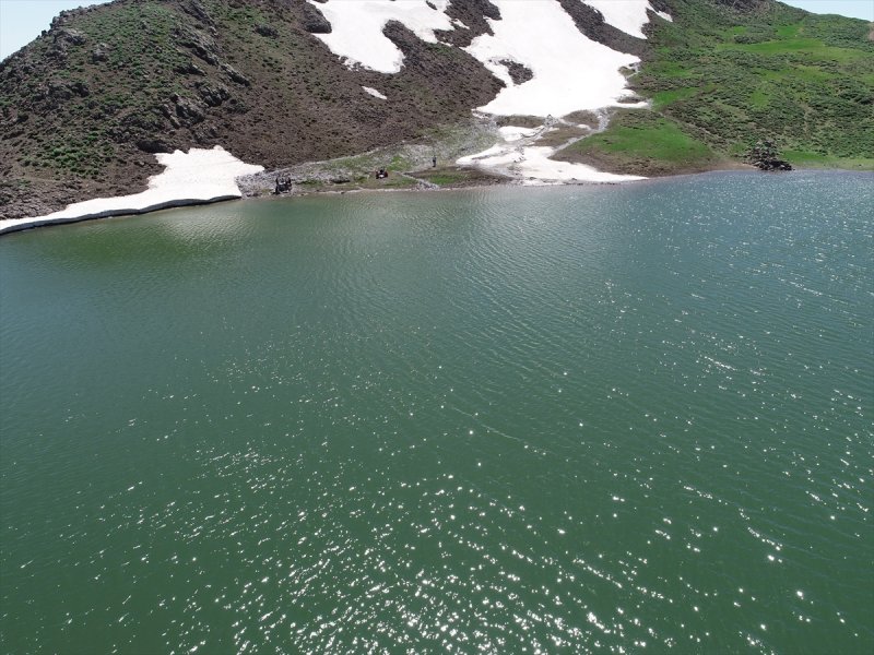 Yayla Dağı zirvesindeki göle 7 kilometrelik yürüyüşle ulaştılar