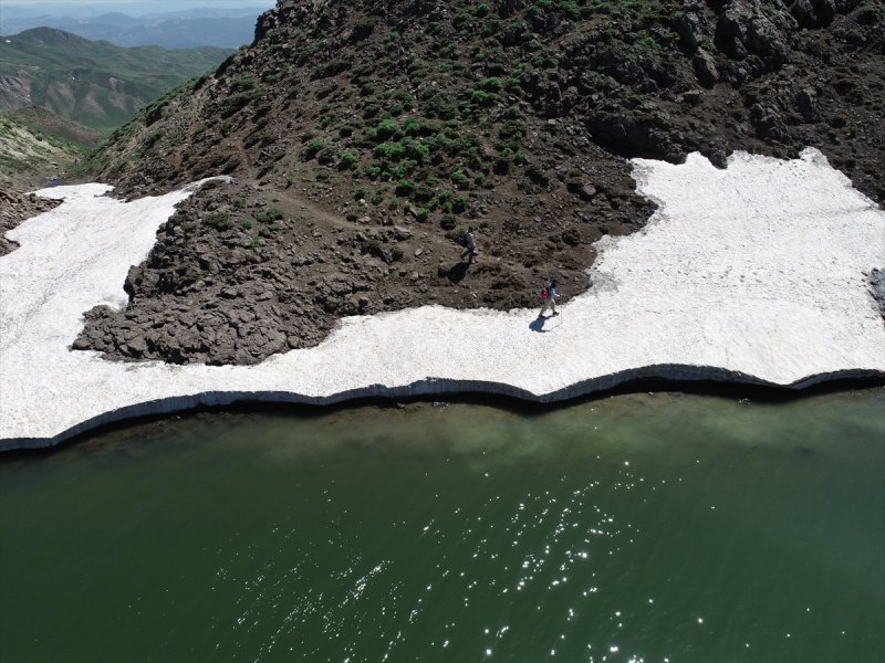 Yayla Dağı zirvesindeki göle 7 kilometrelik yürüyüşle ulaştılar