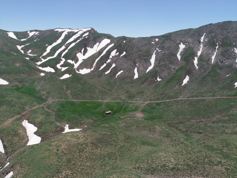 Yayla Dağı zirvesindeki göle 7 kilometrelik yürüyüşle ulaştılar