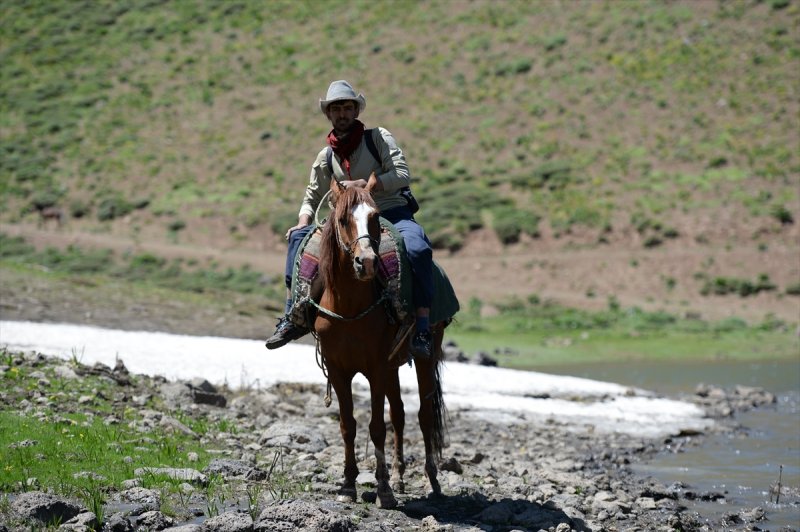 Yayla Dağı zirvesindeki göle 7 kilometrelik yürüyüşle ulaştılar