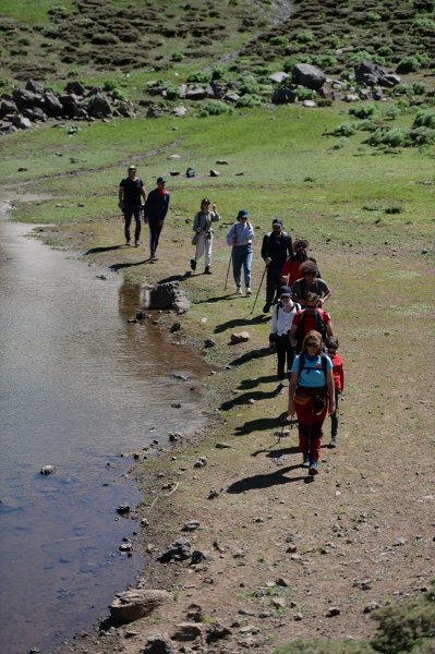Yayla Dağı zirvesindeki göle 7 kilometrelik yürüyüşle ulaştılar