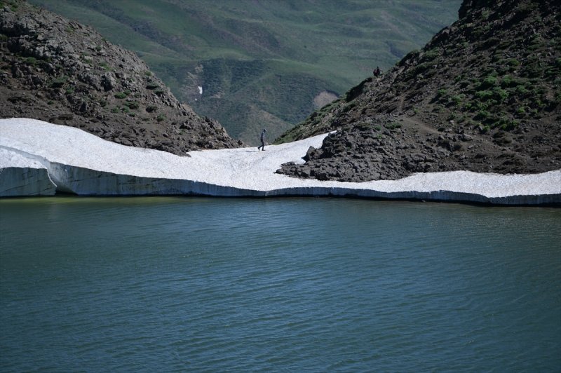 Yayla Dağı zirvesindeki göle 7 kilometrelik yürüyüşle ulaştılar
