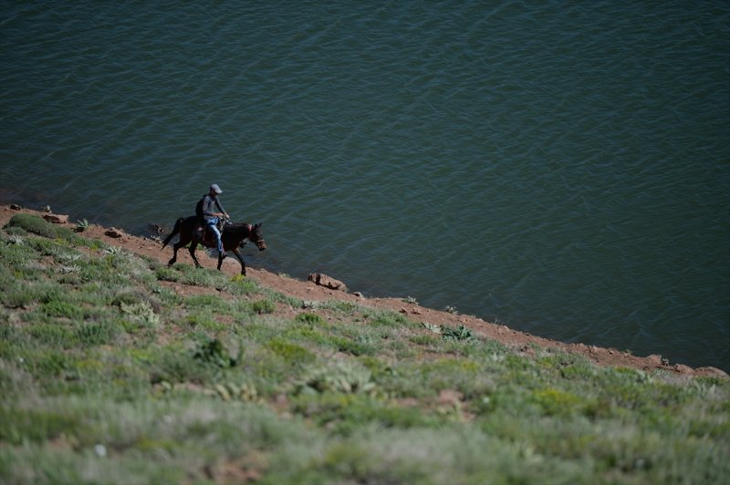 Yayla Dağı zirvesindeki göle 7 kilometrelik yürüyüşle ulaştılar