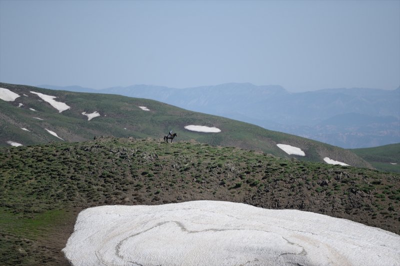 Yayla Dağı zirvesindeki göle 7 kilometrelik yürüyüşle ulaştılar