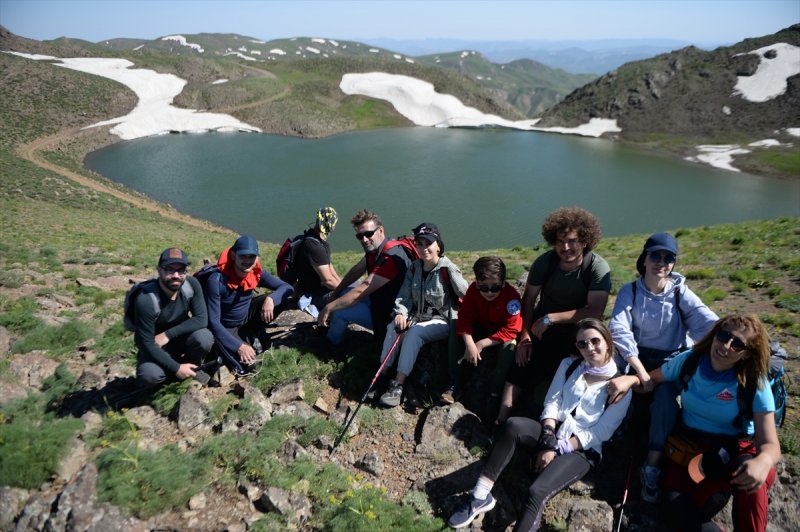 Yayla Dağı zirvesindeki göle 7 kilometrelik yürüyüşle ulaştılar