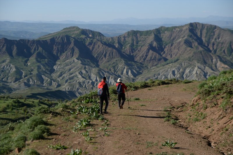 Yayla Dağı zirvesindeki göle 7 kilometrelik yürüyüşle ulaştılar