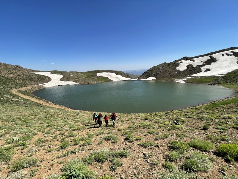 Yayla Dağı zirvesindeki göle 7 kilometrelik yürüyüşle ulaştılar