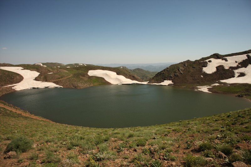 Yayla Dağı zirvesindeki göle 7 kilometrelik yürüyüşle ulaştılar