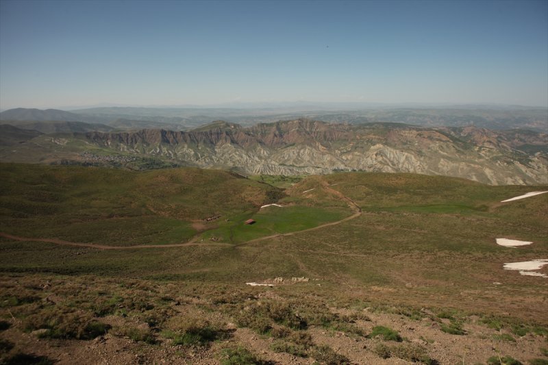 Yayla Dağı zirvesindeki göle 7 kilometrelik yürüyüşle ulaştılar