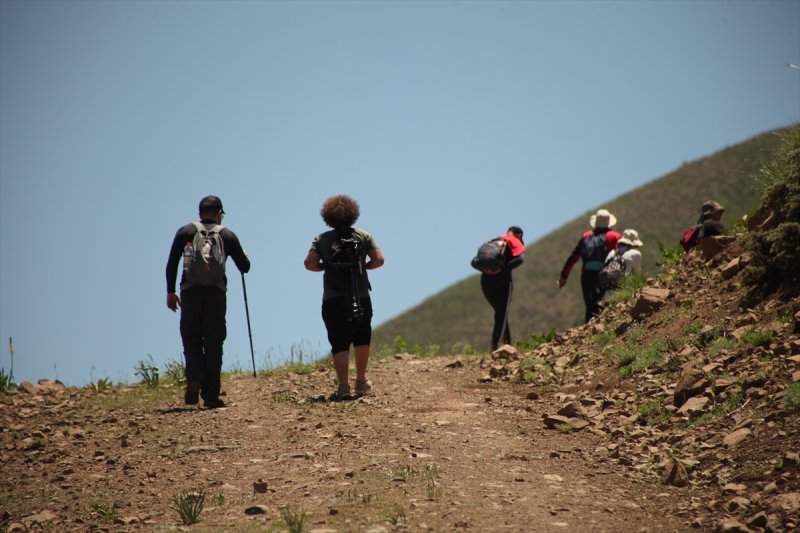 Yayla Dağı zirvesindeki göle 7 kilometrelik yürüyüşle ulaştılar