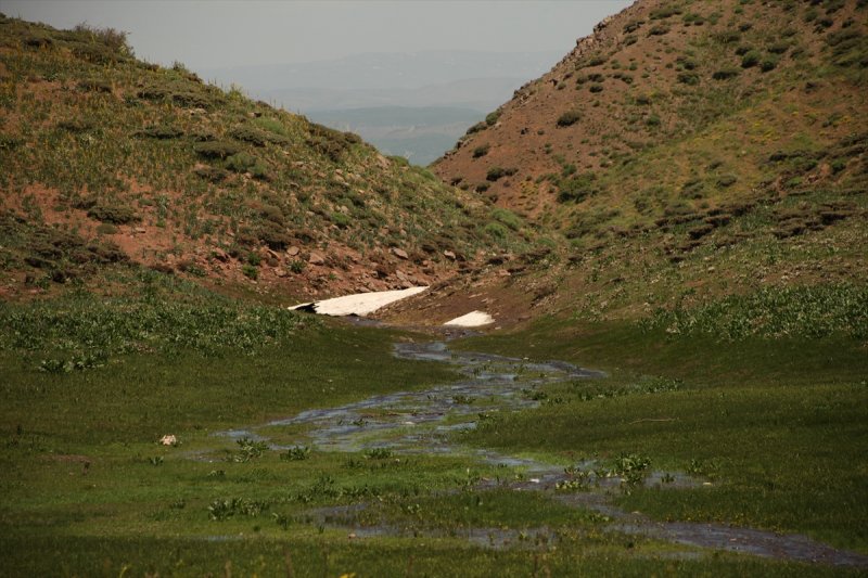 Yayla Dağı zirvesindeki göle 7 kilometrelik yürüyüşle ulaştılar