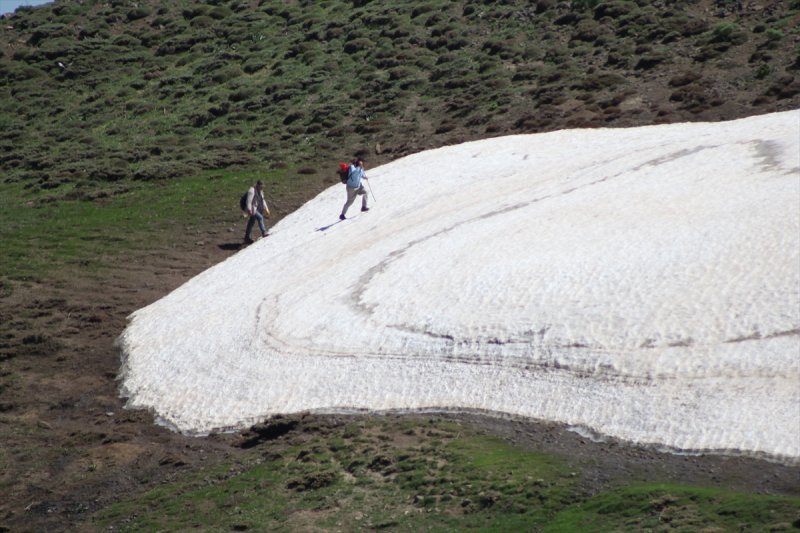 Yayla Dağı zirvesindeki göle 7 kilometrelik yürüyüşle ulaştılar