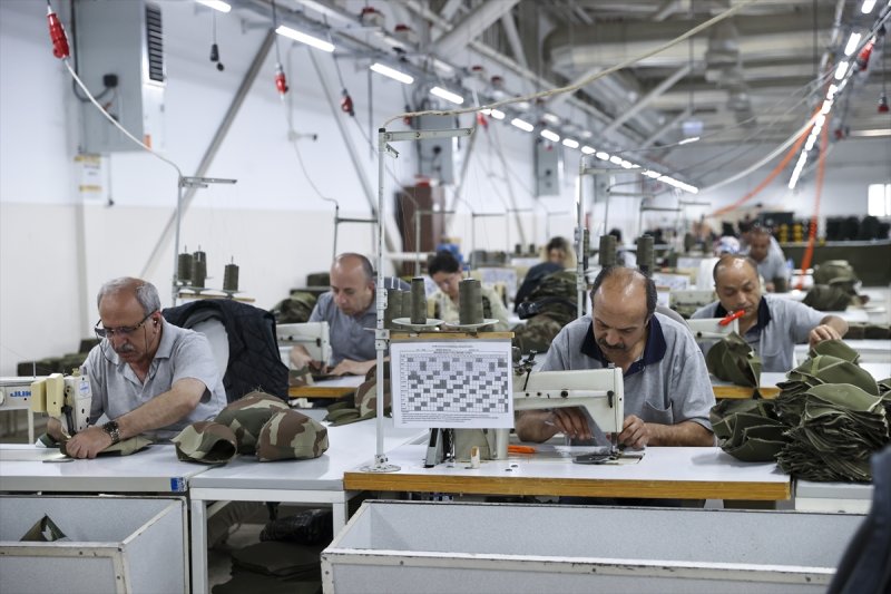 Kamuflajlı askeri elbiselerde Sıfır Atık dönemi