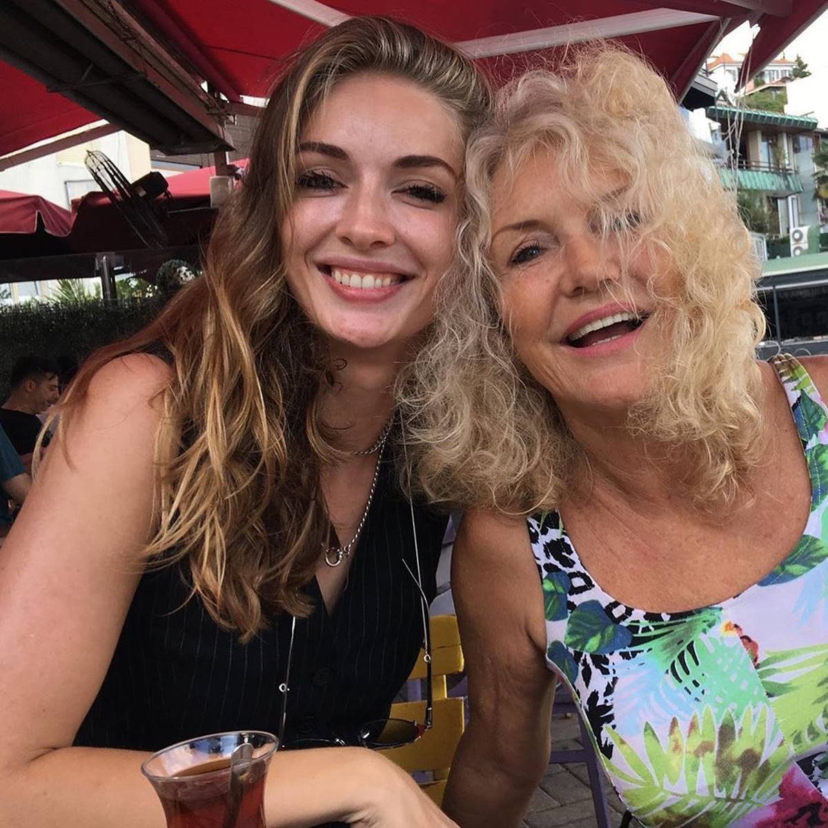 Yasemin Allen'in annesi meğer ünlüymüş! Türk filmlerinin İngiliz güzeli...