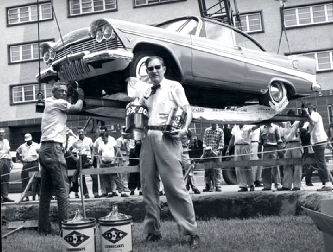 50 yıldır toprak altında olan klasik otomobil gün yüzüne çıktı