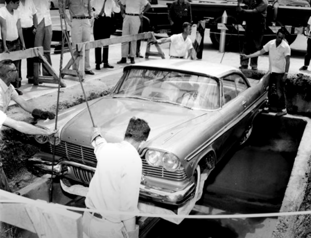 50 yıldır toprak altında olan klasik otomobil gün yüzüne çıktı