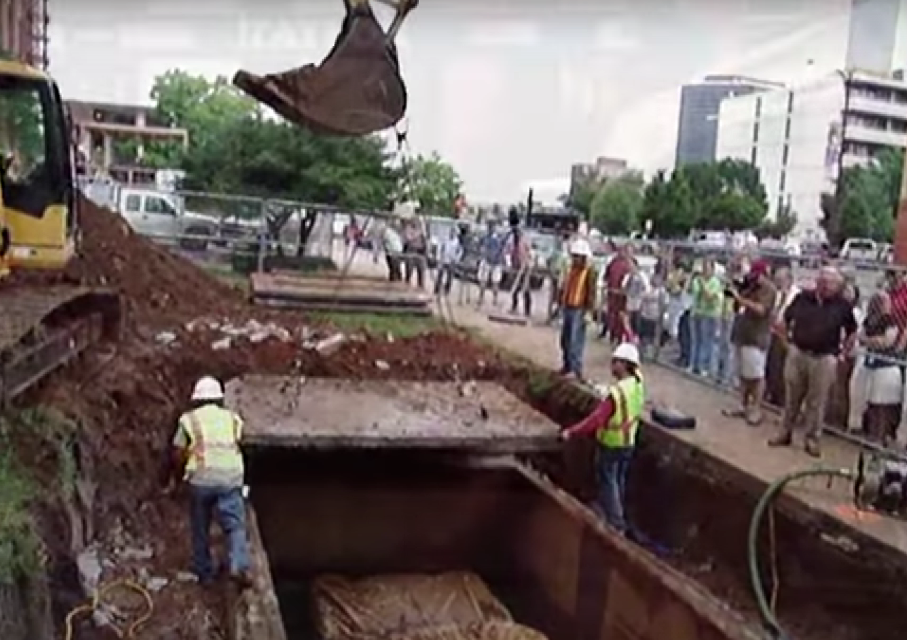 50 yıldır toprak altında olan klasik otomobil gün yüzüne çıktı