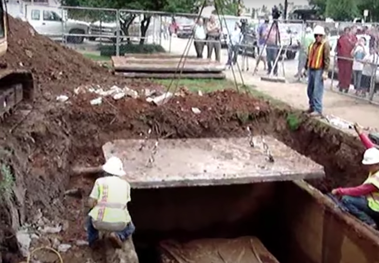 50 yıldır toprak altında olan klasik otomobil gün yüzüne çıktı