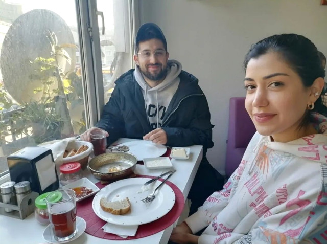 Aşk pozunu mekan ifşaladı! Doğu Demirkol'un sevgilisi ünlü çiftin kızı çıktı...