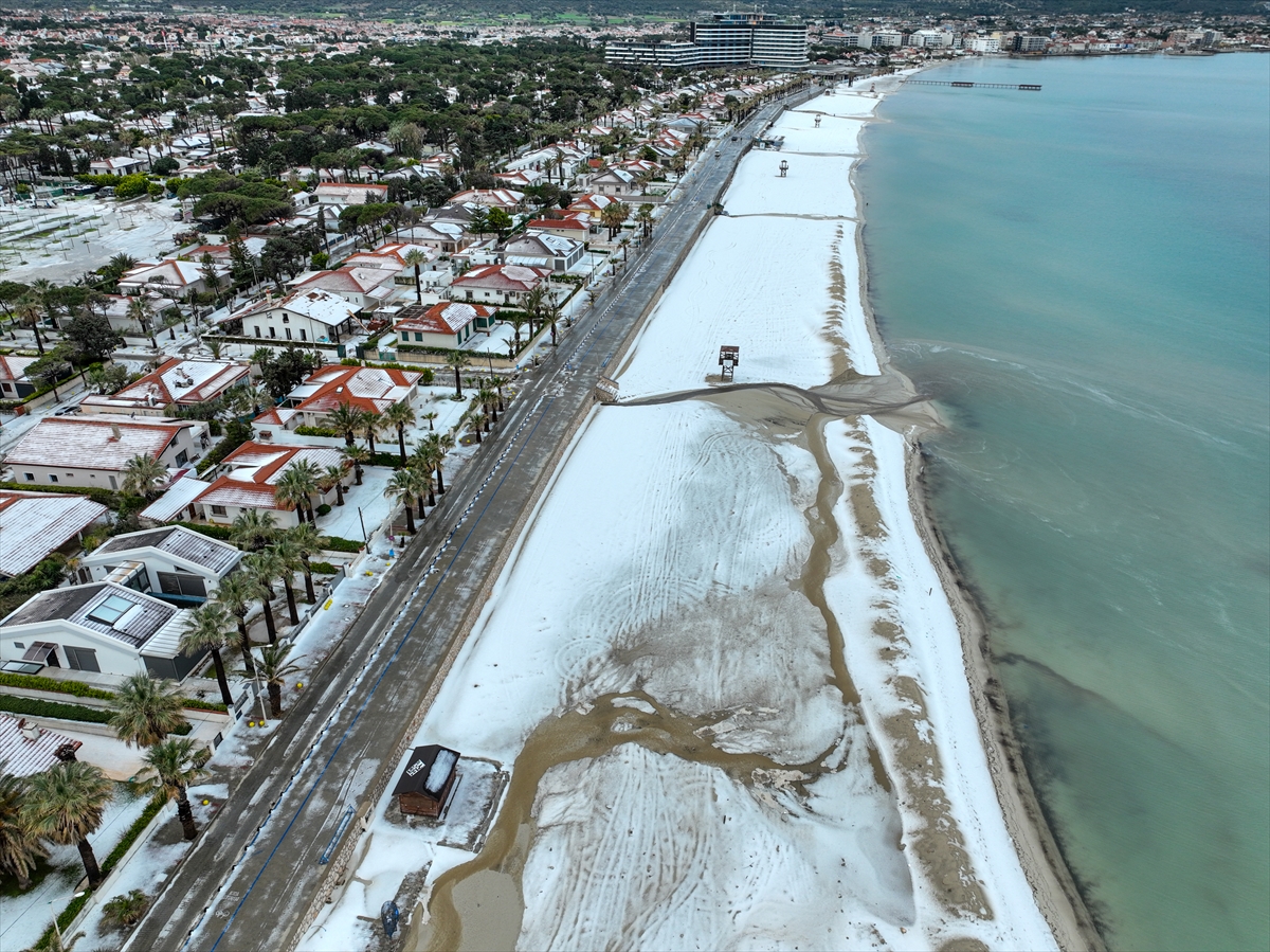 İzmir'i dolu vurdu! Beyaza bürünen Çeşme sahilinden kareler