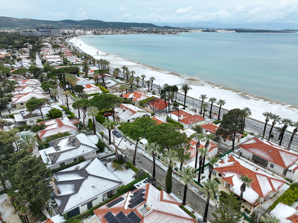 İzmir'i dolu vurdu! Beyaza bürünen Çeşme sahilinden kareler